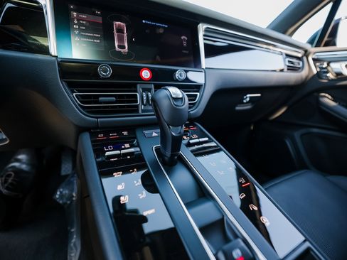 Certified 2025 Porsche Macan image 20