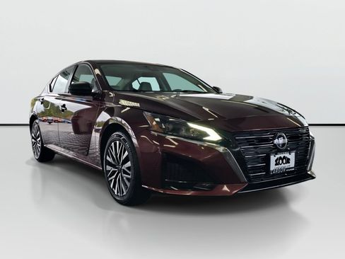Used 2025 Nissan Altima 2.5 SV FWD image 7