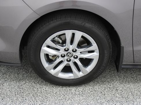 Used 2024 Toyota Sienna Limited FWD image 11