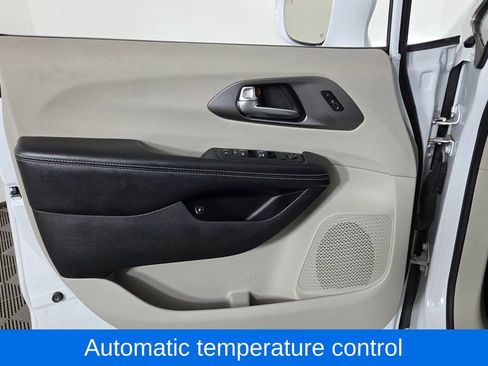 Used 2021 Chrysler Pacifica Touring-L FWD image 13