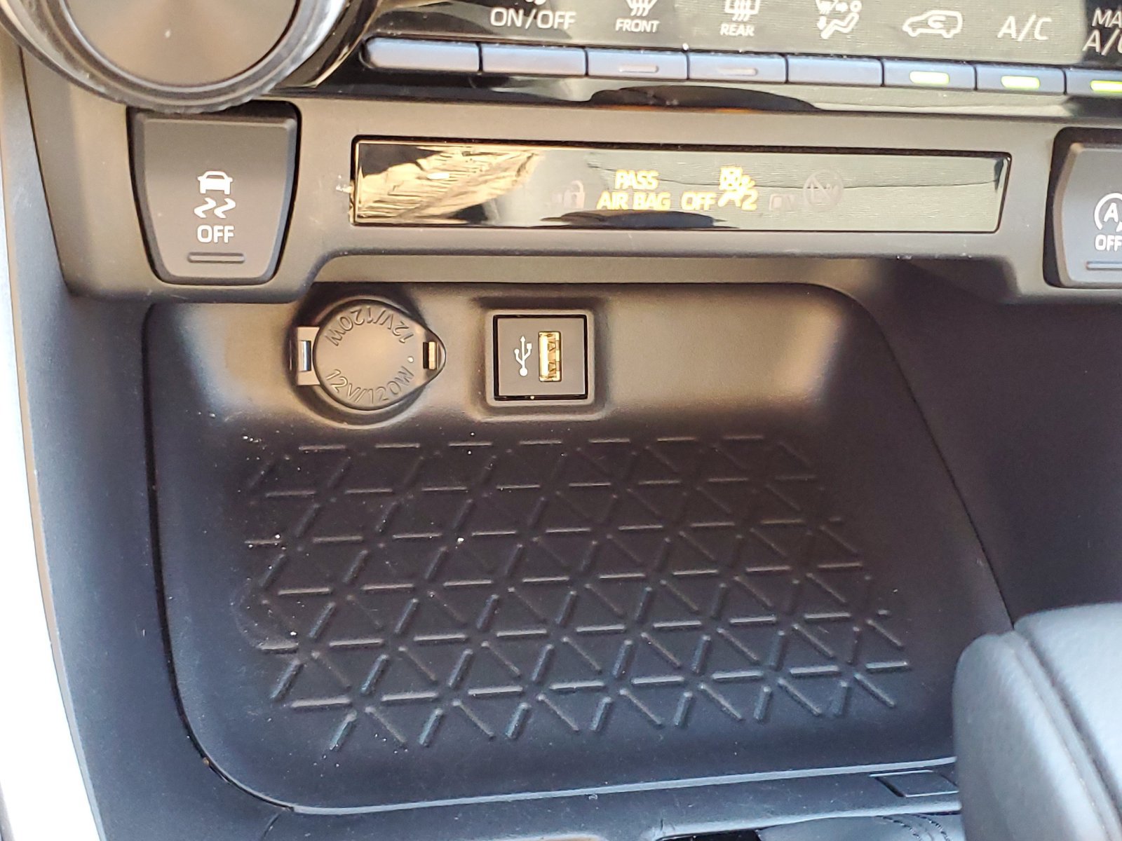 Certified 2024 Toyota RAV4 LE AWD/4WD image 27