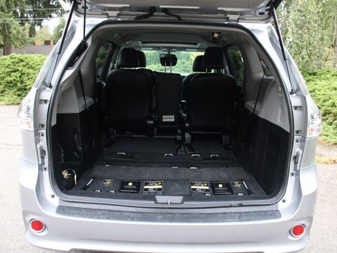 Used 2015 Toyota Sienna SE w/ SE Preferred Package FWD image 19