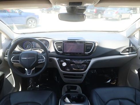 Used 2024 Chrysler Pacifica Touring-L FWD image 10