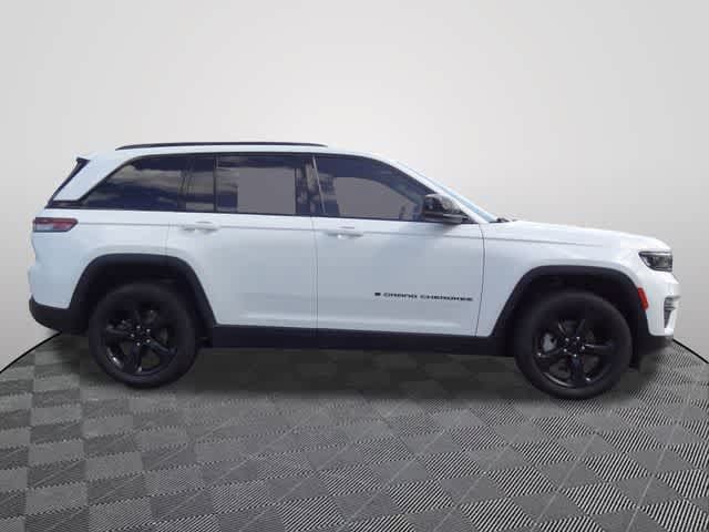 Used 2023 Jeep Grand Cherokee Limited w/ Black Appearance Package AWD/4WD image 4