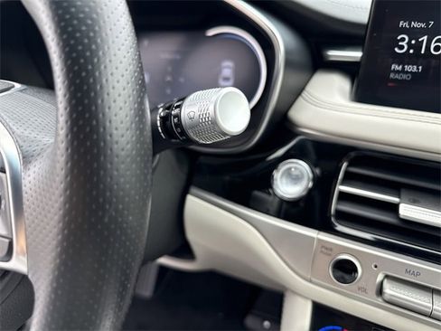 Used 2025 Genesis G70 2.5T image 23