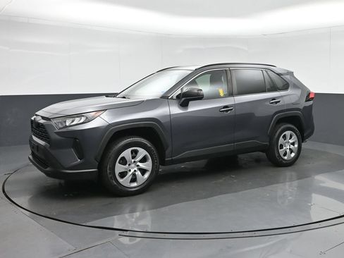 Used 2021 Toyota RAV4 LE FWD image 3