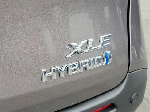 Used 2022 Toyota Sienna XLE image 8