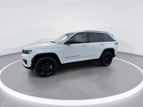 Used 2023 Jeep Grand Cherokee Limited w/ Black Appearance Package AWD/4WD image 9