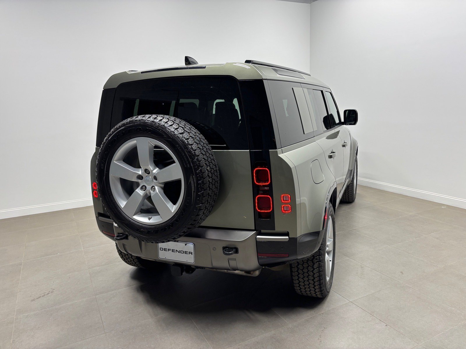 New 2025 Land Rover Defender 110 X-Dynamic SE AWD/4WD image 7