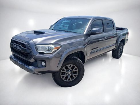 Used 2017 Toyota Tacoma TRD Sport w/ Tow Package RWD image 2