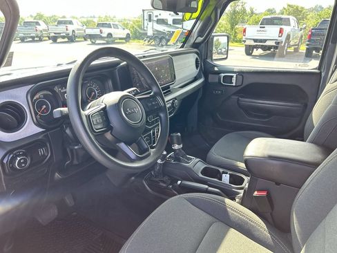 Used 2025 Jeep Gladiator Overland AWD/4WD image 23