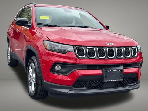 Used 2024 Jeep Compass Latitude AWD/4WD image 8