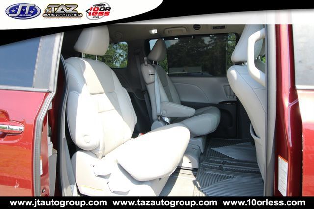 Used 2018 Toyota Sienna XLE Premium w/ Carpet Mat Package FWD image 14