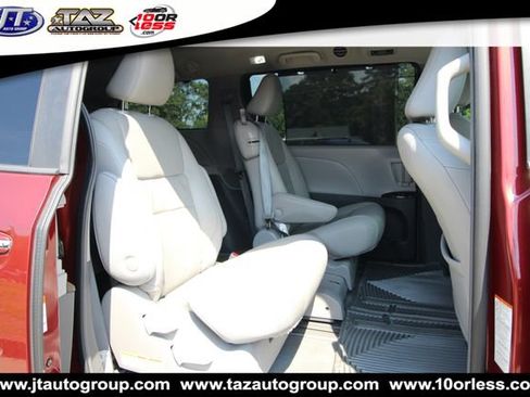 Used 2018 Toyota Sienna XLE Premium w/ Carpet Mat Package FWD image 14