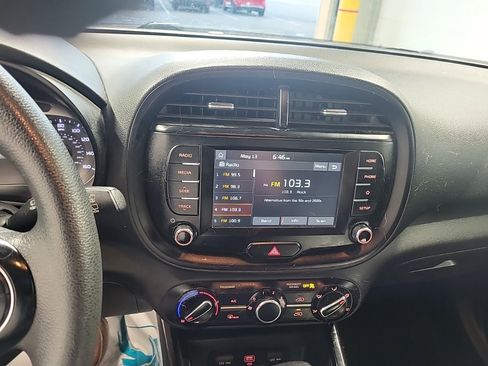 Used 2020 Kia Soul S FWD image 11