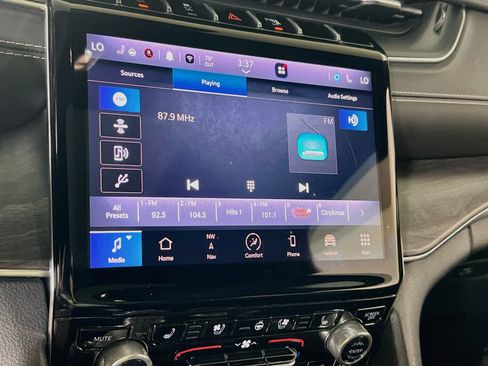 Used 2022 Jeep Grand Cherokee Overland w/ Luxury Tech Group IV AWD/4WD image 15