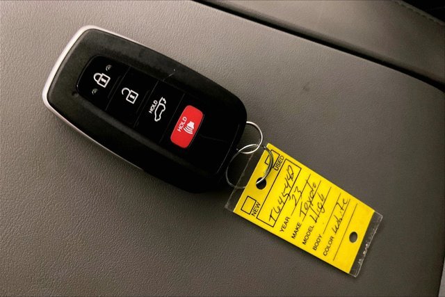 Used 2023 Toyota Highlander XLE AWD/4WD image 11