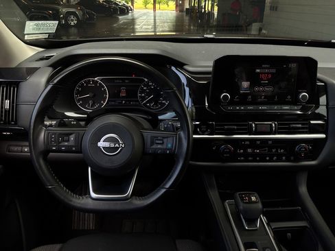 Used 2025 Nissan Pathfinder SV FWD image 15