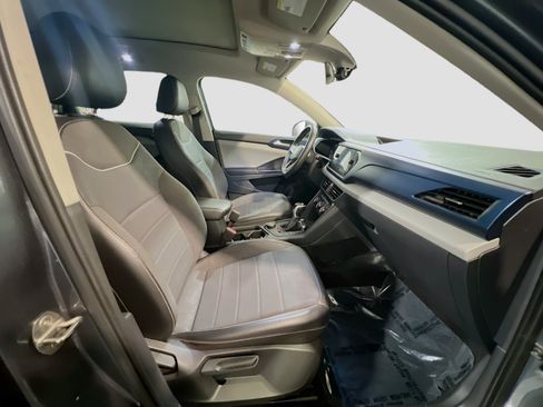 Used 2023 Volkswagen Taos SE w/ Panoramic Sunroof Package AWD/4WD image 21