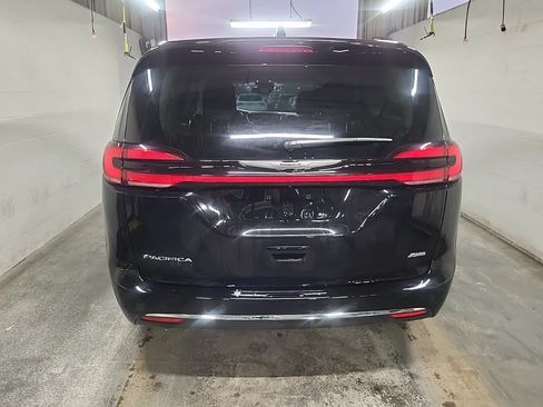 Used 2024 Chrysler Pacifica Touring-L w/ Uconnect Theater Family Group AWD/4WD image 5