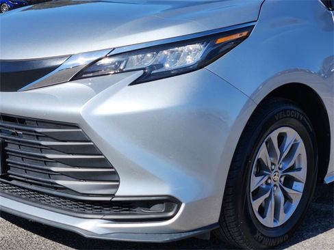 Certified 2022 Toyota Sienna LE image 5