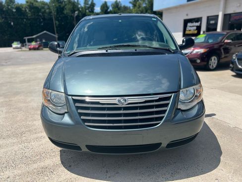 Used 2006 Chrysler Town & Country Touring FWD image 3