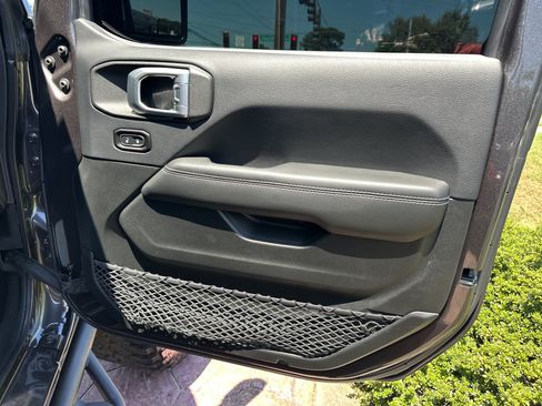 Used 2018 Jeep Wrangler Unlimited Sahara AWD/4WD image 17