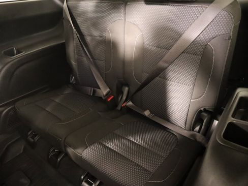 Used 2023 GMC Acadia SLE w/ Driver Convenience Package image 13