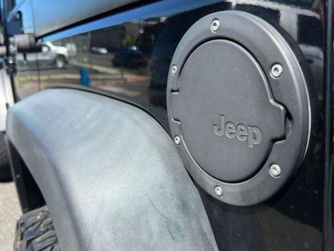 Used 2015 Jeep Wrangler Unlimited Rubicon AWD/4WD image 8