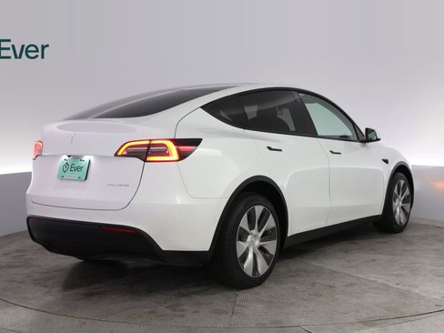 Used 2022 Tesla Model Y Long Range AWD/4WD image 3