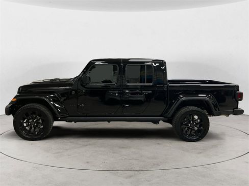 Used 2025 Jeep Gladiator Sport image 2
