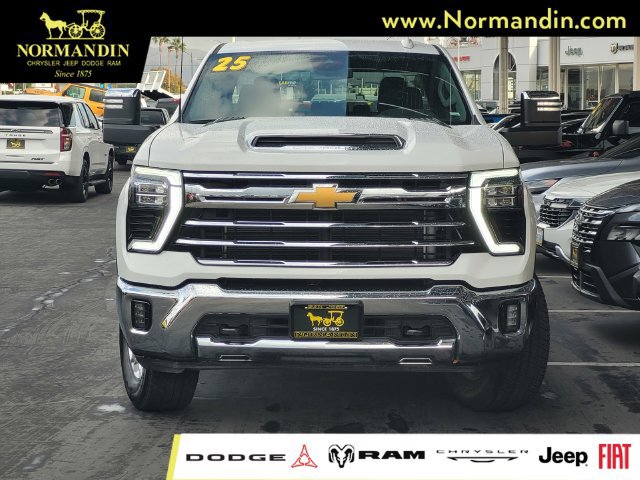 Used 2025 Chevrolet Silverado 2500 LTZ AWD/4WD image 2
