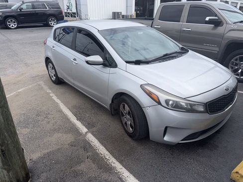 Used 2017 Kia Forte LX FWD image 2