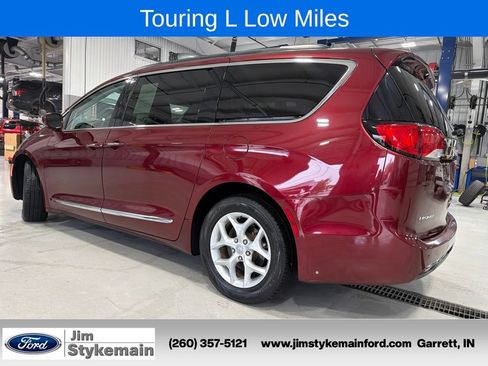 Used 2017 Chrysler Pacifica Touring-L w/ Tire & Wheel Group FWD image 6