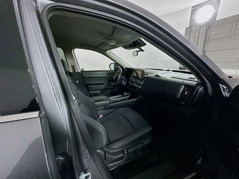 Used 2025 Nissan Pathfinder SV image 32