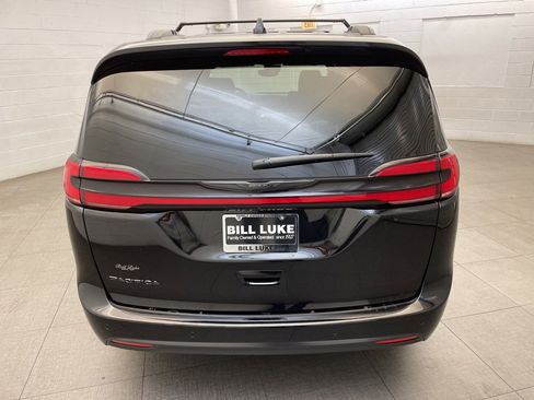 New 2025 Chrysler Pacifica Select w/ Fav Edition Package image 3