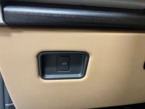 Used 2024 Land Rover Range Rover Long Wheelbase SE image 18