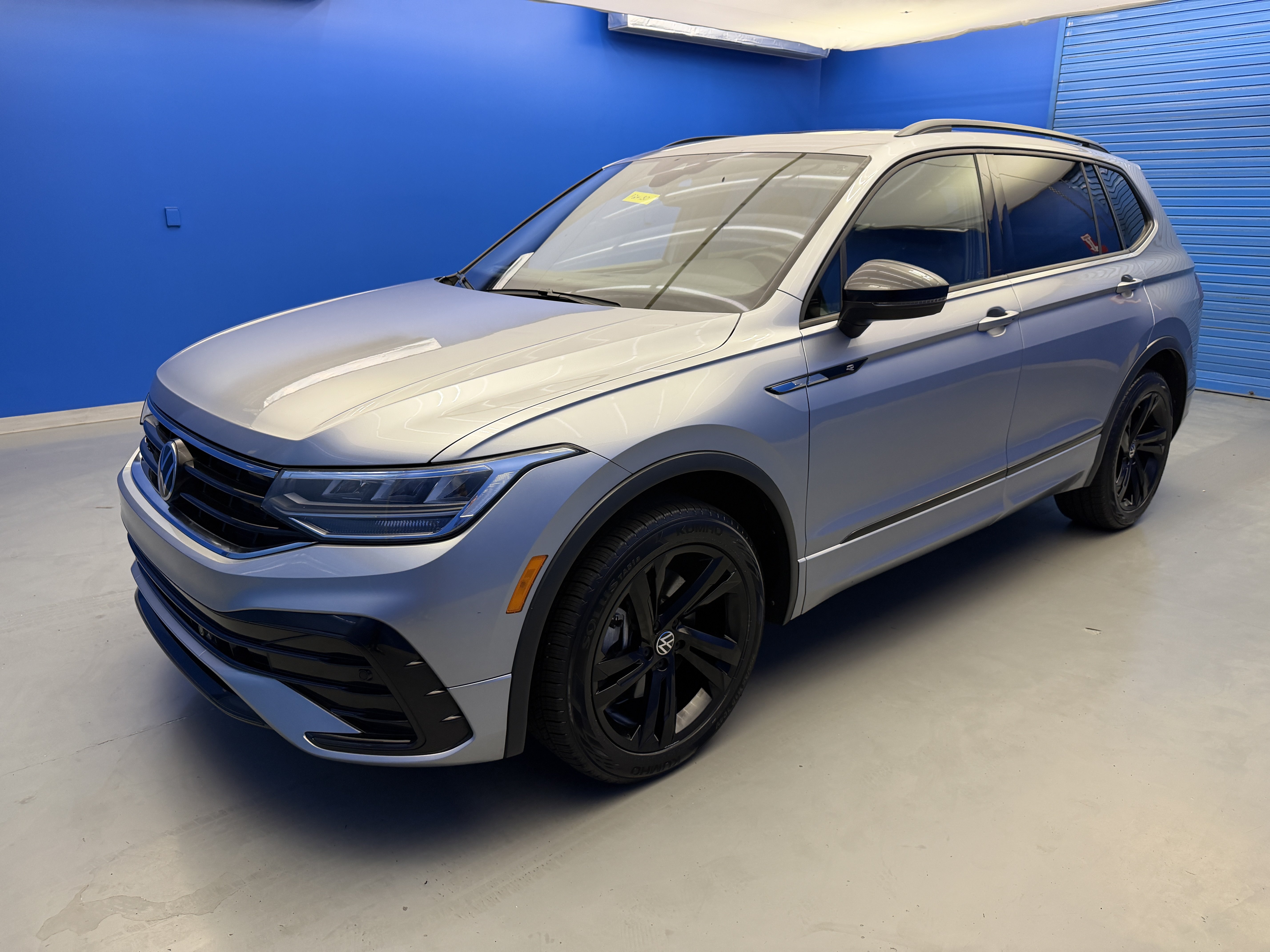 Used 2023 Volkswagen Tiguan SE R-Line FWD image 4
