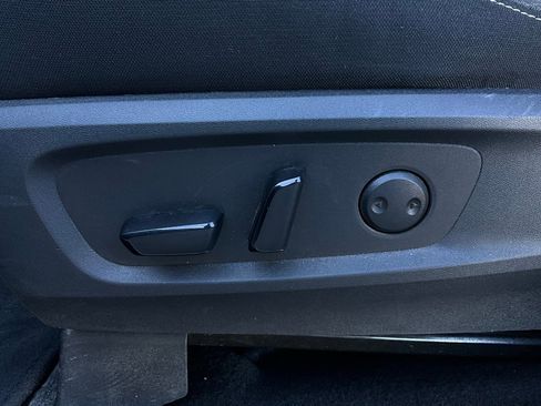 Used 2025 Nissan Pathfinder SV image 11