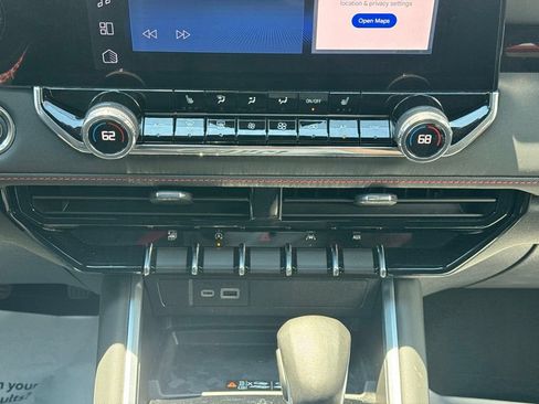 Used 2025 Chevrolet Colorado Z71 AWD/4WD image 23