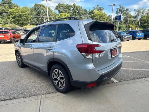 Used 2023 Subaru Forester Premium AWD/4WD image 6