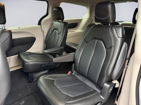 Certified 2024 Chrysler Pacifica Touring-L image 19