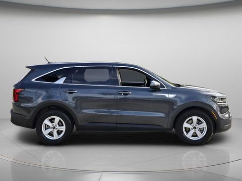 Used 2023 Kia Sorento LX image 3