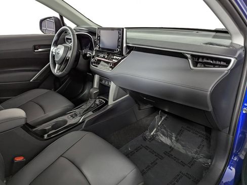 Certified 2022 Toyota Corolla Cross XLE image 30