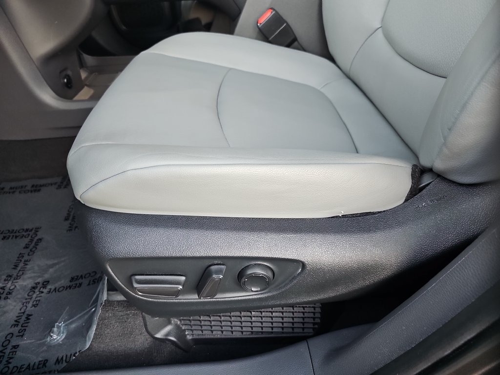 Used 2024 Toyota Sienna XLE w/ XLE Plus Package FWD image 18