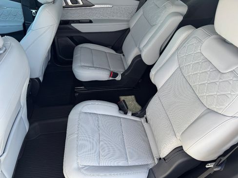 Used 2025 Ford Explorer Platinum w/ Ultimate Package image 15