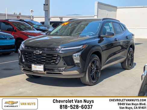 Used 2024 Chevrolet Trax ACTIV w/ Sunroof Package FWD image 1