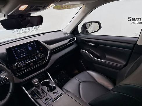 Used 2021 Toyota Highlander XLE image 23