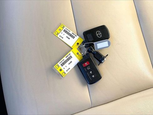 Used 2019 Toyota Highlander XLE image 34