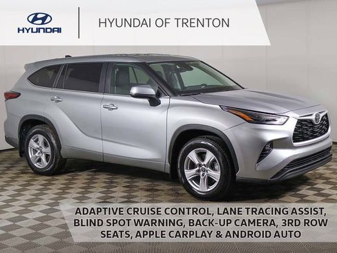 Used 2024 Toyota Highlander LE image 1